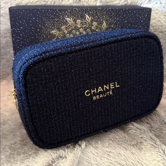 CHANEL Beaute Cosmetic Bag Holiday Edition 2025 - Picture 1 of 8